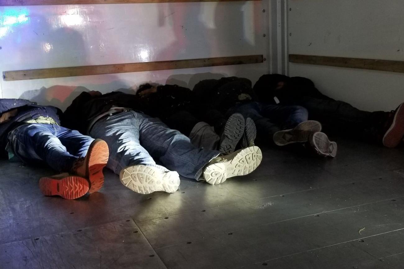 Detienen a traficante de migrantes indocumentados en desierto de Arizona