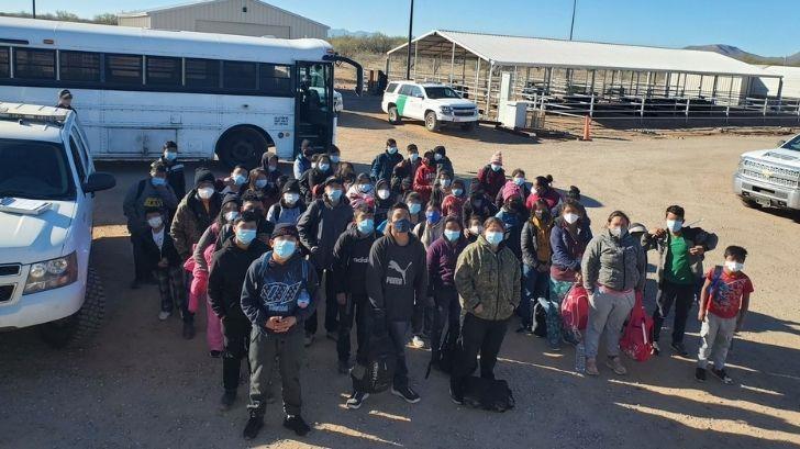 Encuentran a 47 migrantes, la mayoría niños, en Sásabe, Arizona
