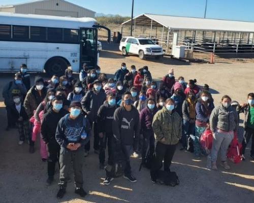 Encuentran a 47 migrantes, la mayoría niños, en Sásabe, Arizona