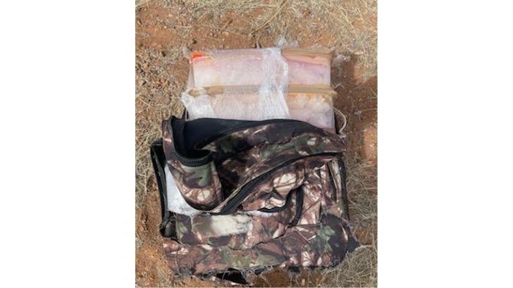 Encuentran mochila cargada de metanfetamina en la frontera