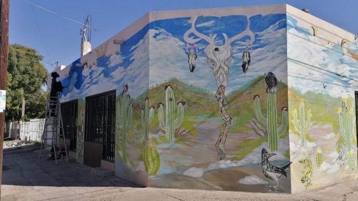 Jóvenes dan vida a casas abandonadas con pinta de murales