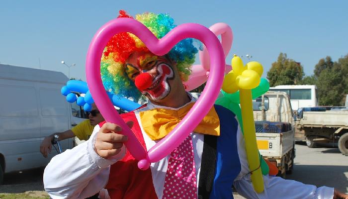 Payaso alcoholizado es detenido por supuesto intento de secuestro a menores de edad