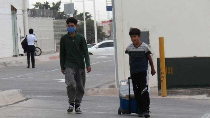 Cajeme: Los niños Sebastián y Juan venden suero en centros de vacunación para llevar ingresos a su hogar