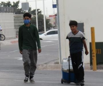 Cajeme: Los niños Sebastián y Juan venden suero en centros de vacunación para llevar ingresos a su hogar