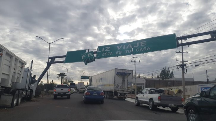 Aparatoso choque derriba letrero feliz de Nogales