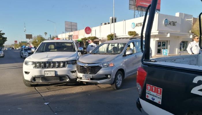 Ignoran alto en Centro de Navojoa y provocan accidente