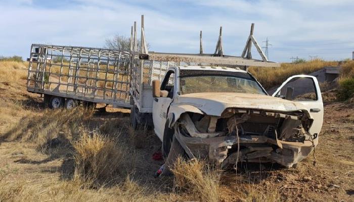 Joven pierde el control y se sale de la carretera Guaymas-Hermosillo