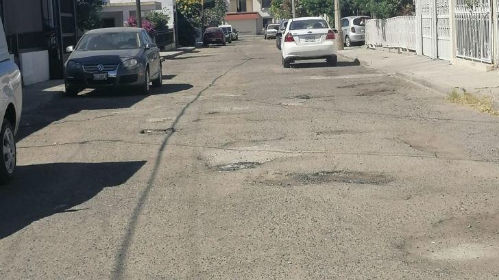 Por lo menos echenles tierrita: vecinos reportan calle llena de baches al Ayuntamiento
