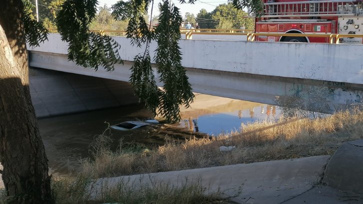 ¡Volvieron a nacer! Vehículo con dos jóvenes dentro cae a un canal de Navojoa