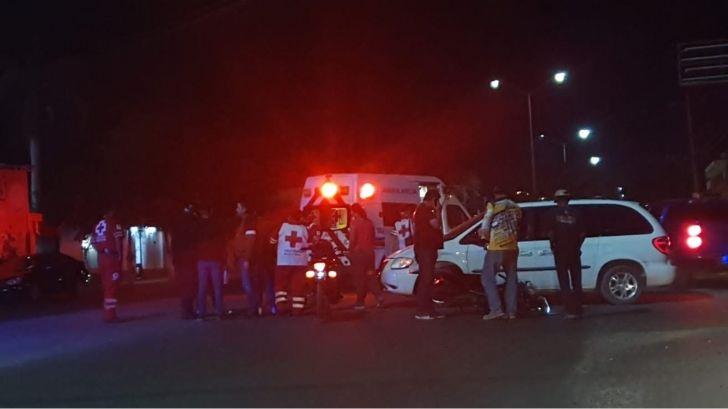 Motociclista sufre accidente al enredársele un cable por el cuello