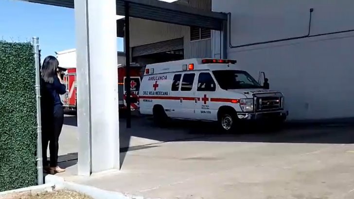 Vehículo atropella a tres personas en una agencia de Hermosillo