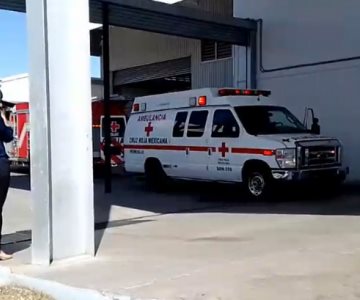 Vehículo atropella a tres personas en una agencia de Hermosillo