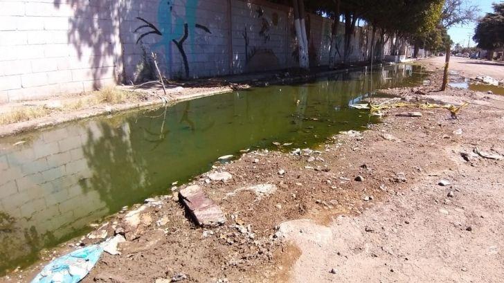 Vecinos de Valle Dorado viven entre drenajes colapsados y calles intrasintables