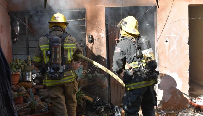 Navojoa: Incendia su casa al quemar basura en la colonia Constitución