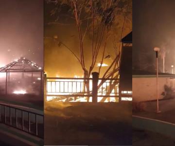 Fuerte incendio en La Sauceda consume ex área acuática