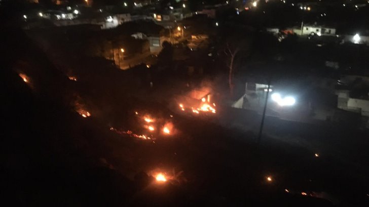 Se registra fuerte incendio forestal en Guaymas; una persona terminó en el hospital