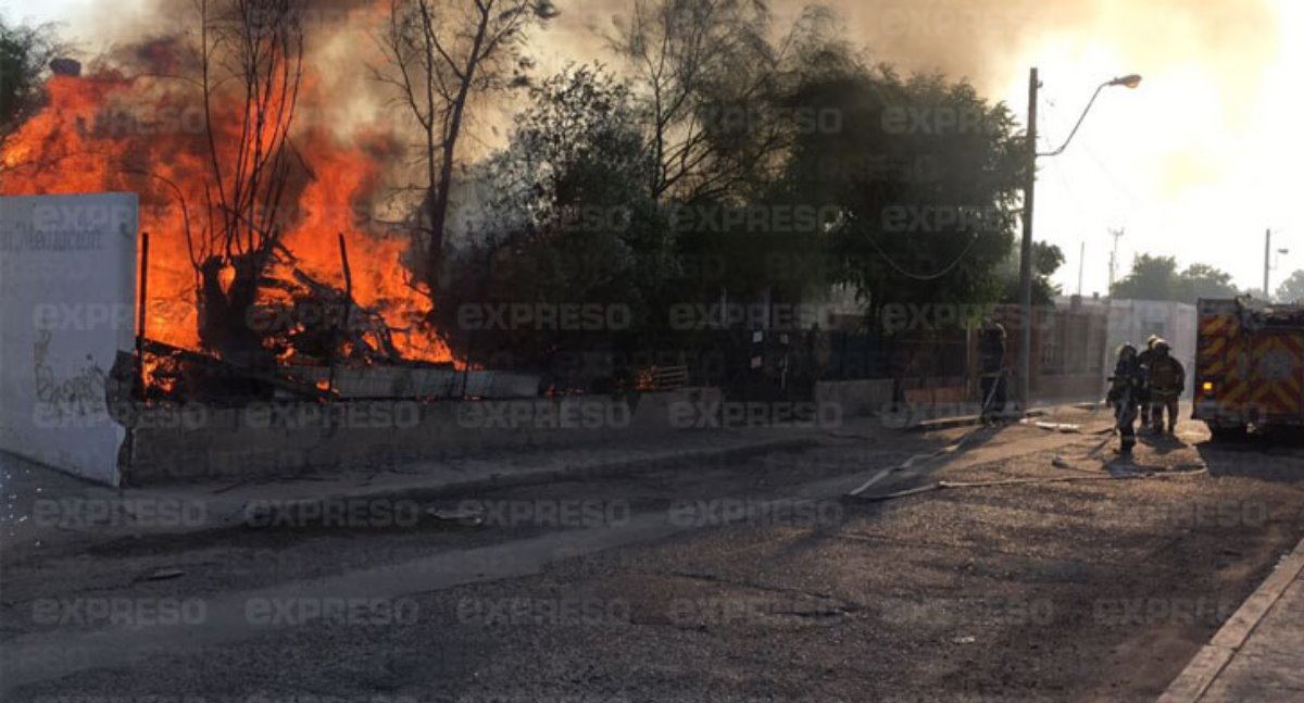 Lo arrastran de los pies para salvarlo de un incendio