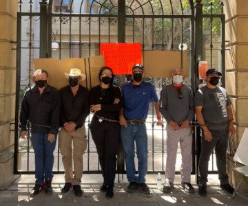 Jubilados y pensionados se encadenan a la puerta del Palacio Municipal