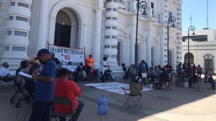 Concesionarios del transporte urbano cierran calles en manifestación