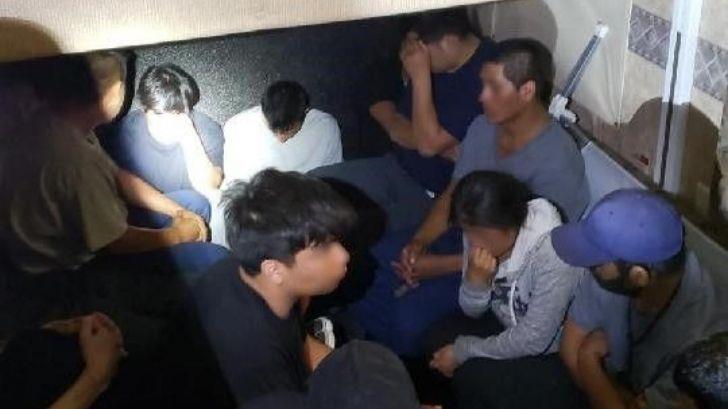 Decenas de migrantes iban escondidos en el remolque de un tractocamión