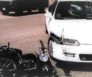 Motociclista es embestido por automóvil; paramédicos atienden al lesionado