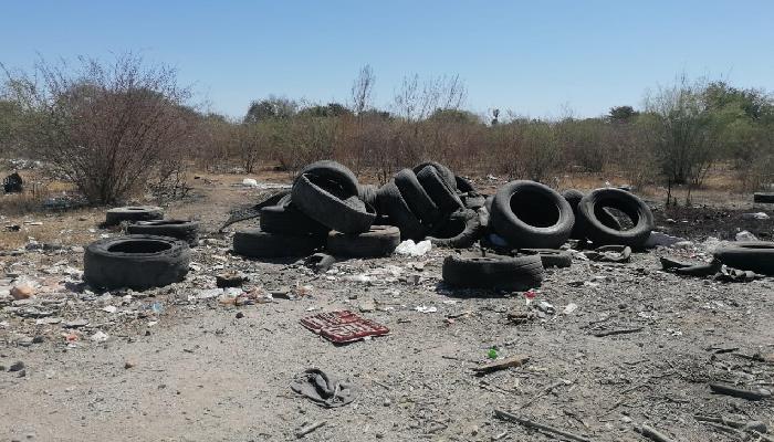 Navojoa: Vecinos toman baldío para quemar llantas y basura