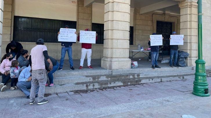 Pepenadores instalan plantón a las afueras del Palacio Municipal