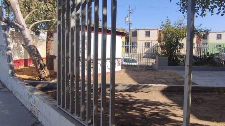 Alumnos llevan clases al aire libre ante malas condiciones de plantel