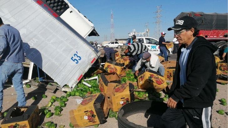 Vuelca tráiler cargado de chiles y pobladores hacen rapiña