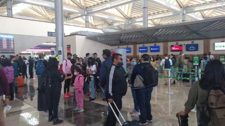 Primeros viajeros celebran magnitud del Aeropuerto Felipe Ángeles