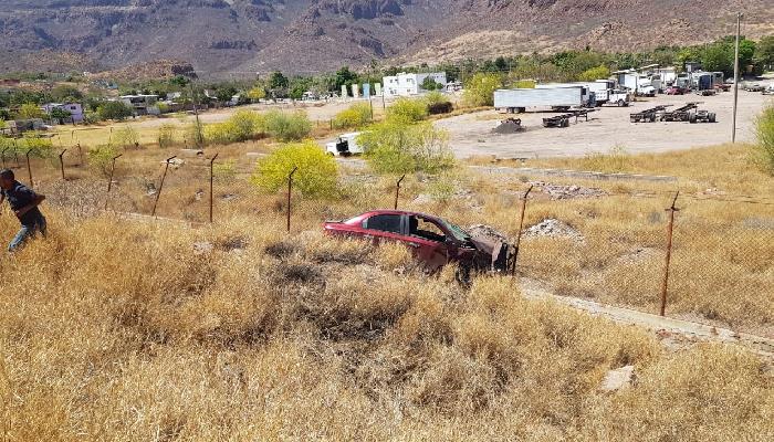 Vehículo termina en barranco de carretera federal 15