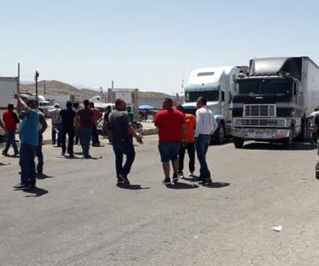 Bloqueo de transportistas en Nogales provoca caos vial y retrasos de entregas