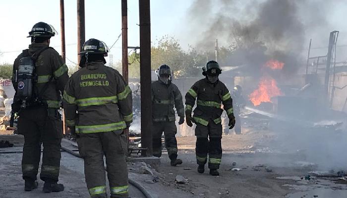 Resultan intoxicadas dos personas en incendio al norte de Hermosillo