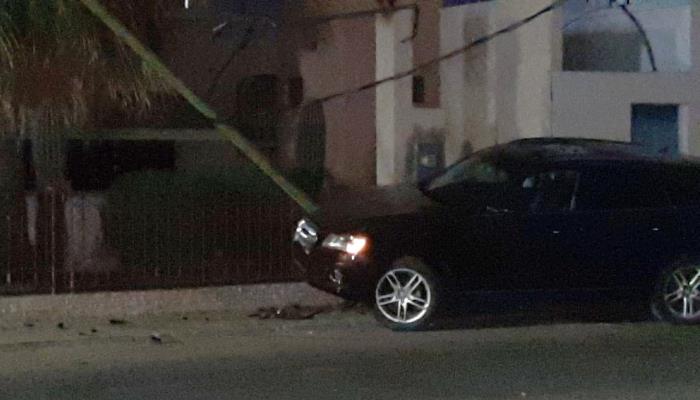 Hermosillo: Abandonan camioneta estrellada en poste de luz