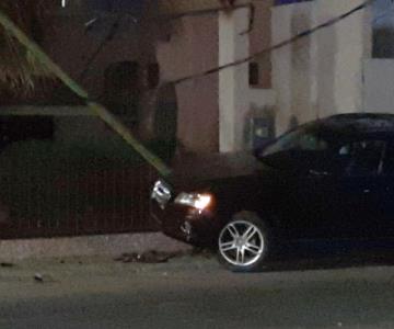 Hermosillo: Abandonan camioneta estrellada en poste de luz