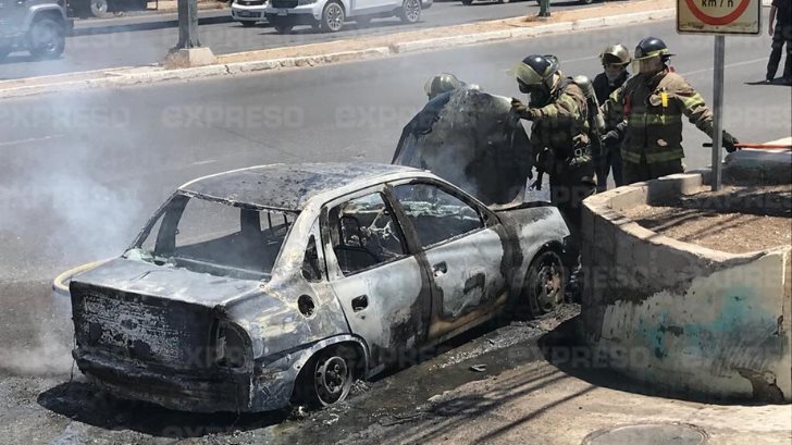 VIDEO | Fuego acaba con un vehículo;  de Fuga de gasolina provoca incendio