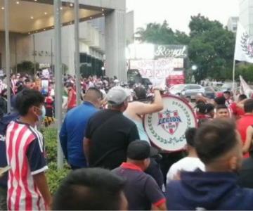Aficionados de Chivas insultan a jugadores y directiva