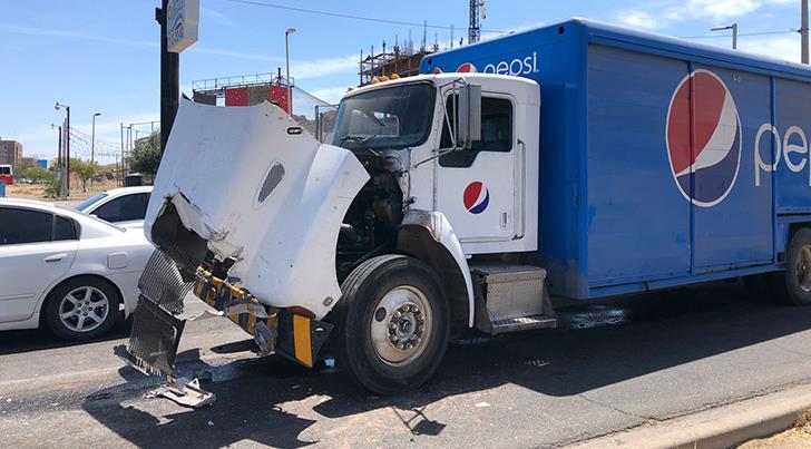 Choque entre dos camiones de la misma empresa de refrescos provoca caos vial