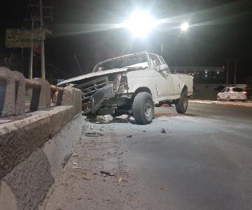 Pickup impacta contra muro del puente Encinas-Solidaridad