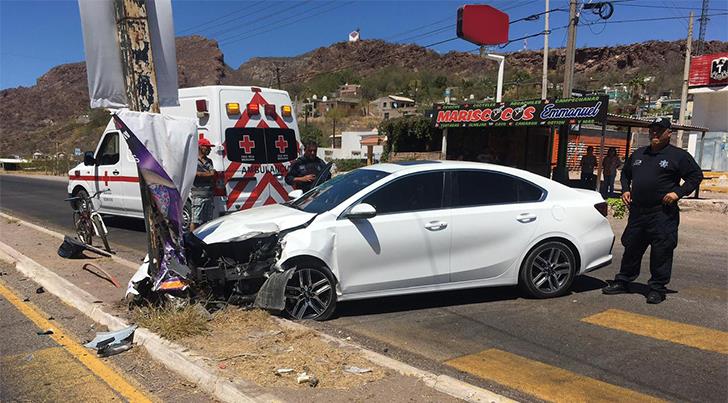 Automóvil se estrella contra un poste por circular a exceso de velocidad