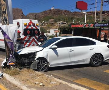 Automóvil se estrella contra un poste por circular a exceso de velocidad