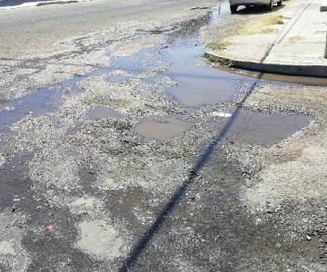 Fuga de agua potable daña pavimento en la colonia Jesús García