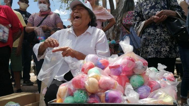 Doña Tencha lleva 30 años vendiendo huevos de Pascua