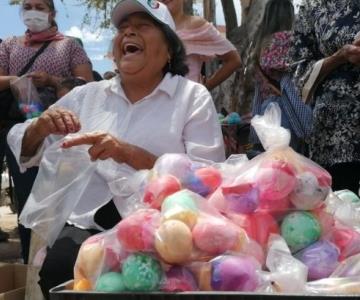 Doña Tencha lleva 30 años vendiendo huevos de Pascua