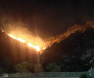 Inaccesible incendio en cerro de la Cementera arrasa maleza a su paso
