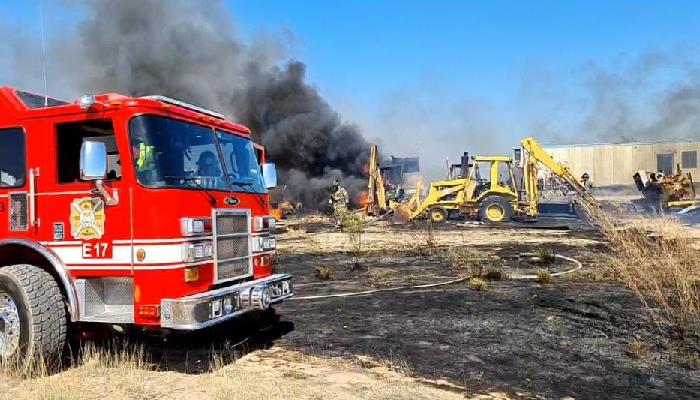 Incendio de maleza acaba en maquinas retroexcavadoras