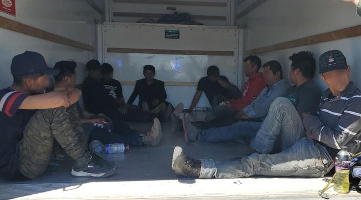 Autoridades de Arizona detienen a tres personas por transportar a 19 migrantes