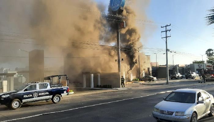 Hermosillo: Gran columna de humo por incendio en farmacia