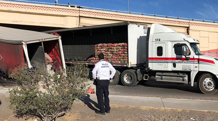 Desperfecto mecánico en tráiler provoca el volcamiento de una caja cargada de cemento