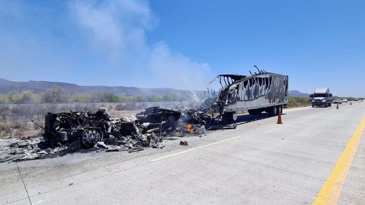 Tráiler queda calcinado tras haberse incendiado en carretera